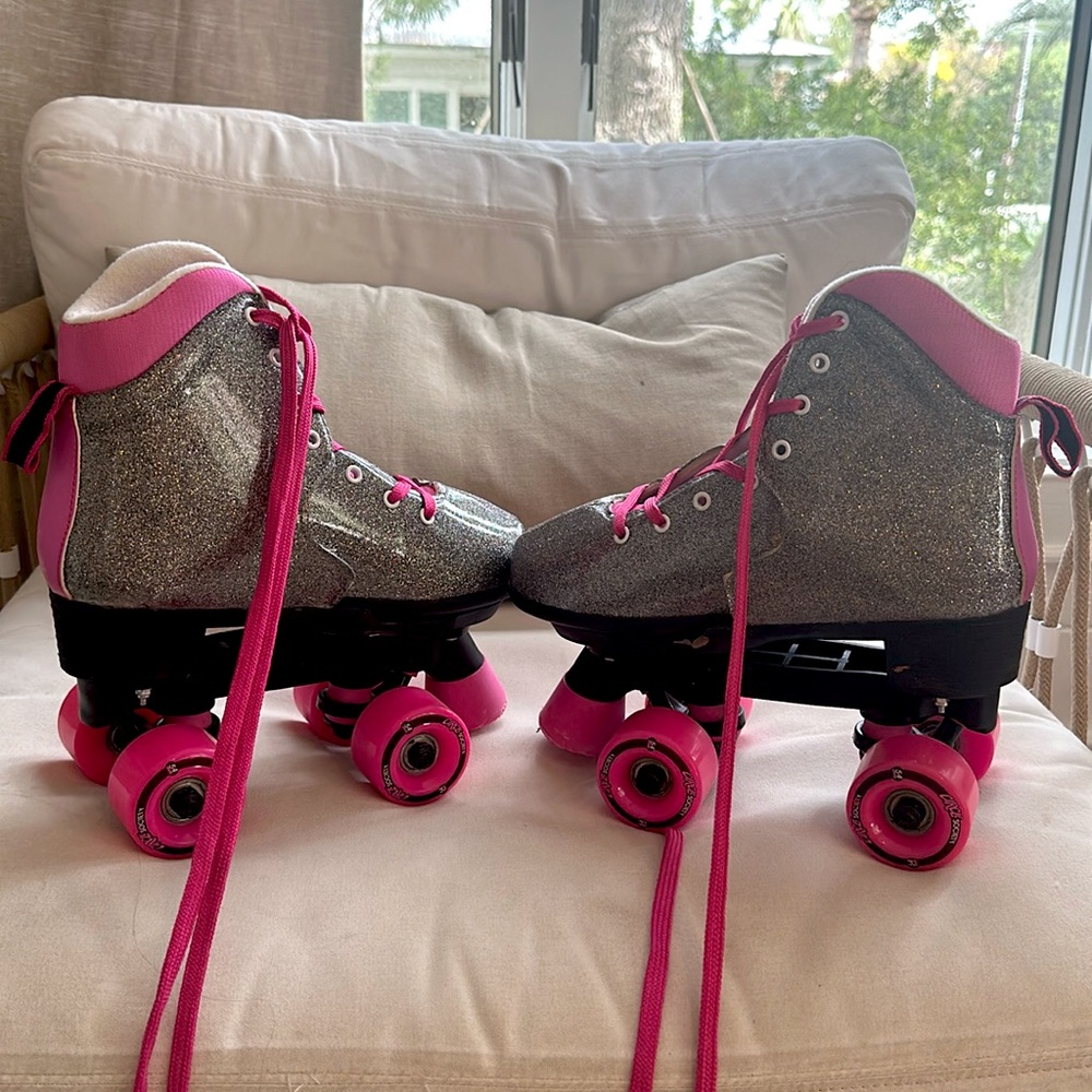 Roller skates size 3-7. Worn once